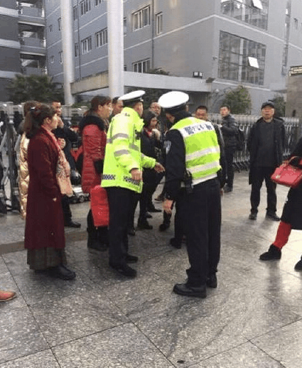 女子挺大肚子考研,考场腹痛生下男孩!网友:这才