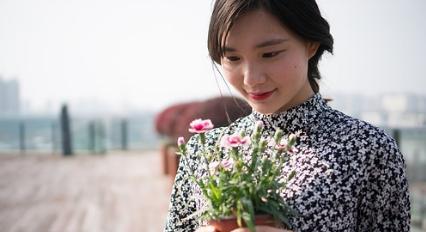 婆婆偷偷拿着我的彩礼钱给小姑子买车,知道后