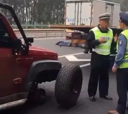 北汽BJ40高速上前轮突然脱落，车主跑步猛追车轮2公里！