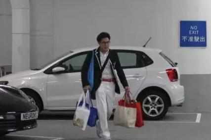 看看香港首富李嘉诚的儿子, 再看霍震霆的儿子, 差距还真大！