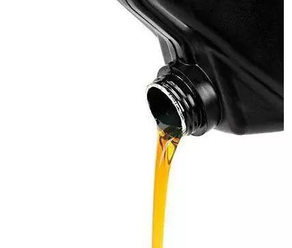 汽车机油到底多久换一次好?简单一招教你判断