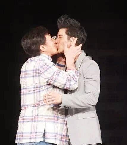 20多位男女明星当众和同性接吻,最后一吻