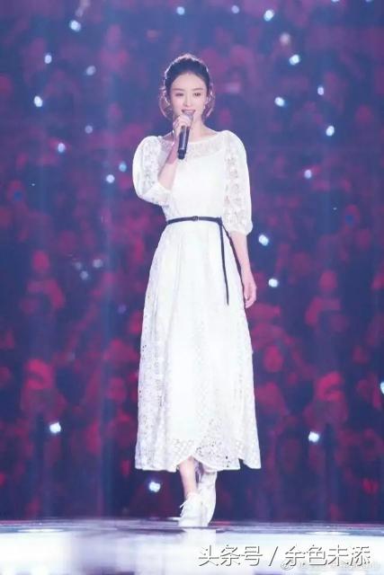 跨年服装赵丽颖配球鞋、杨幂配细高跟、范冰冰