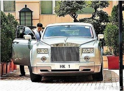 有4个老婆17个子女的他,豪车挂香港一号车牌,