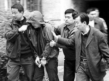 亡命徒越狱后狂夺22命娶5老婆快活, 死牢里还