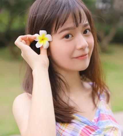 一男同学，冲出教室不小心摸到一位女同学的胸，刚想道歉