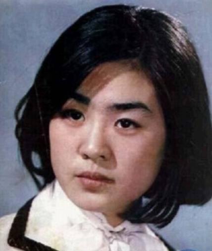 20岁一剧成名，25岁嫁鬼佬，34岁独自带儿子回国，儿子长得有点丑