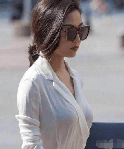 街拍:真空上街的漂亮小姐姐,让人忍不住多看两