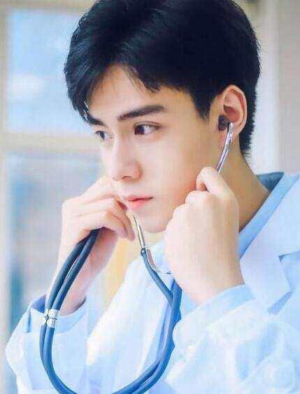 胡一天搭档吴倩出演新剧《蜜汁炒鱿鱼》