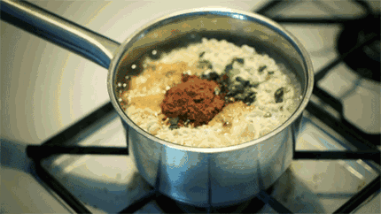 4,煮面条时,在锅中加少许食盐,煮出的面条不易烂糊,口感更劲道