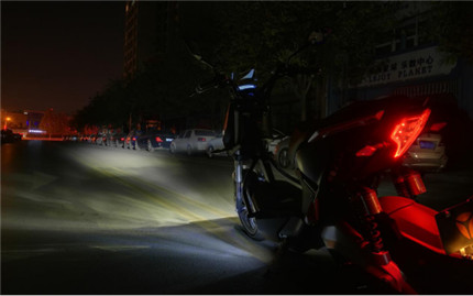 七彩炫风，穿梭在城市的王者战骑：极速体验雅迪Z3s