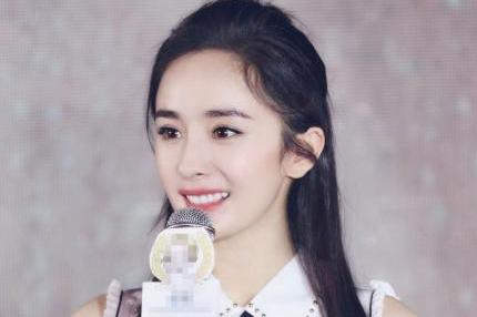 少女幂又回来了!杨幂白衬衫配短裙,自带仙气