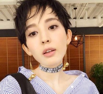 娜扎晒冷酷吸血鬼妆,私下的娜扎原来是这样,郑爽没法比