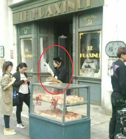 郑爽片场盯剧本背台词,演员本职工作,卖敬业人