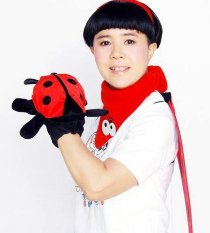51岁金龟子和老公生活近照，低调恩爱30年，女儿漂亮可爱！