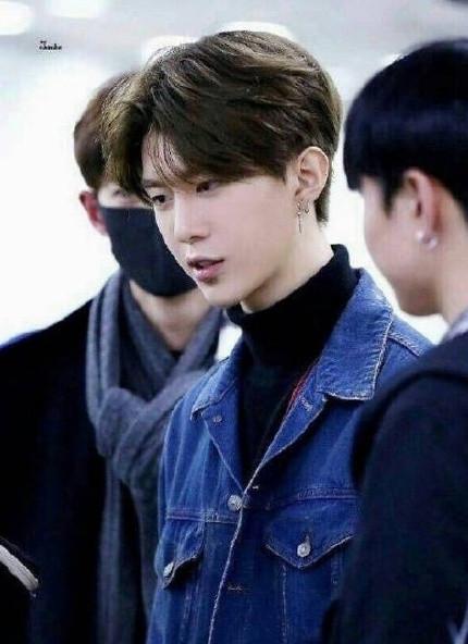 范丞丞开微博 第一个关注了范冰冰 第二个关注