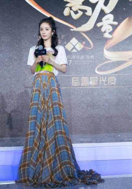 曝光:杨幂格子裙少女感MAX,粉丝:不愧是女神啊