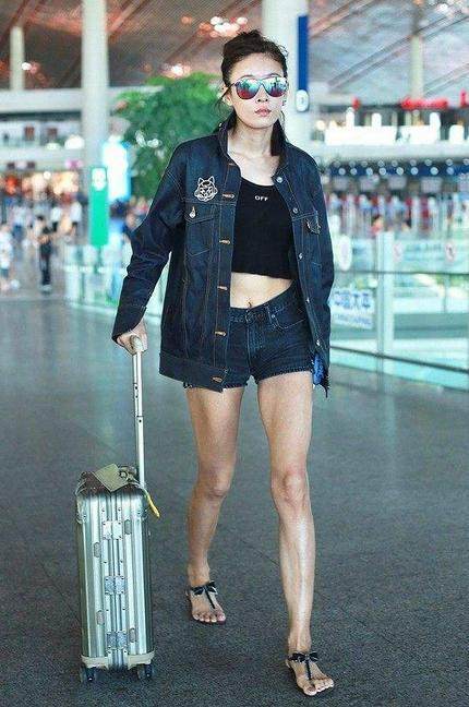张蓝心是忘穿裤子了么?整个腿型一览无余,网友:佩服成龙的眼光