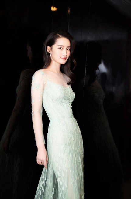 28岁李沁与32岁杨幂同穿蓝色开叉裙,谁是真正长腿女神一目了然了