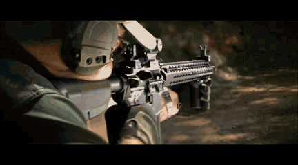 枪械专家展示m4卡宾枪射击过程与结构原理