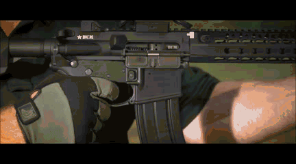 枪械专家展示m4卡宾枪射击过程与结构原理