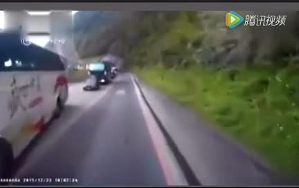 SUV勇敢逆行，被视频车一路紧逼