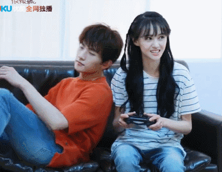 杨洋躺郑爽身上休息比剧里还甜,这对视真是苏炸了