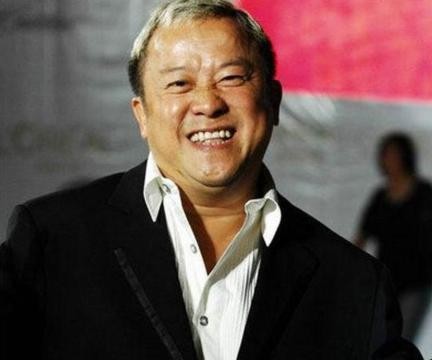 娱乐圈的教父级大佬，一生嗜酒如命，身家上亿只爱50万保姆车！