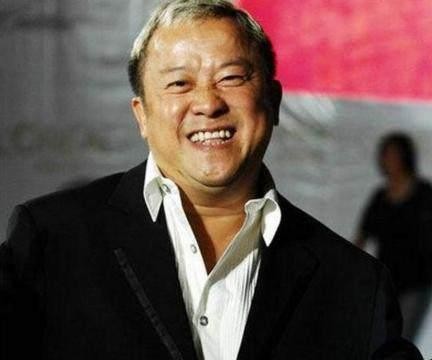 娱乐圈的教父级大佬, 一生嗜酒如命, 身家上亿只爱50万保姆车!