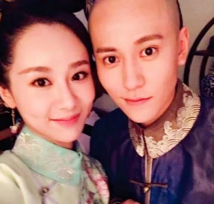 杨紫和男友秦俊杰游玩晒亲密合照,感情甚好,网友羡慕不已