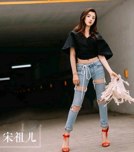 宋祖儿争议最大的两张照片，高清图吓人一跳，网友：娱乐圈太难混
