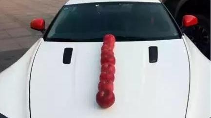 大四女学生开玛莎拉蒂, 保时捷911等豪车卖圣诞苹果