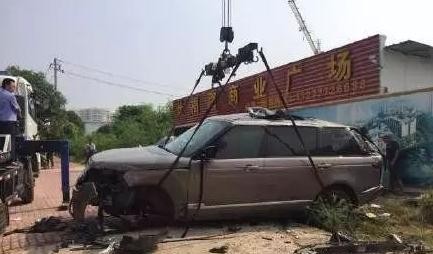 比亚迪被路虎撞翻了，比亚迪车主看到后笑着说路虎也不过如此！