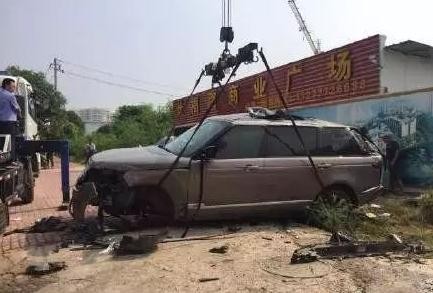 比亚迪被路虎撞翻了，比亚迪车主看到后笑着说路虎也不过如此！