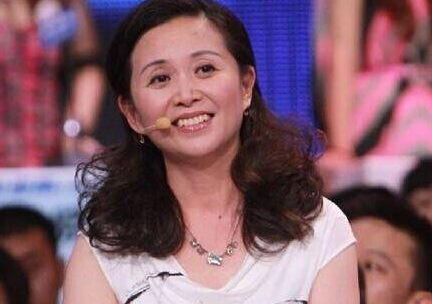 51岁黄菡全家照曝光，女儿颜值不输明星，首谈离开非诚原因