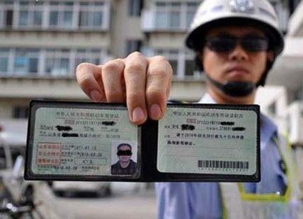 交警提醒:2018年起最新驾照年龄限制,看看你还能开上几年!