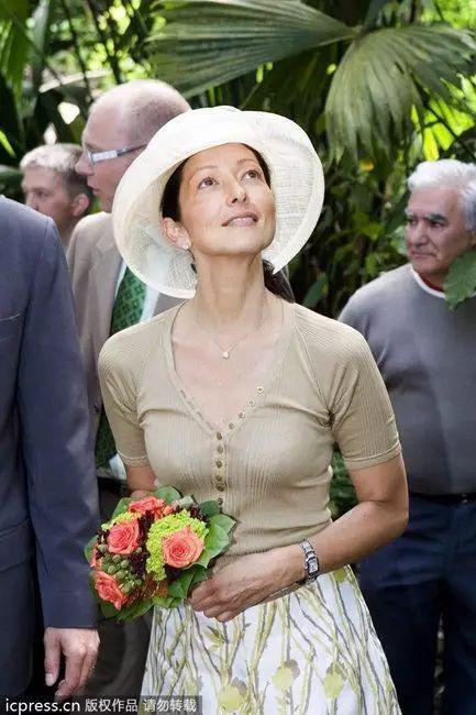 相比邓文迪，丹麦亚裔王妃文雅丽不光美，传奇经历也胜过邓文迪!