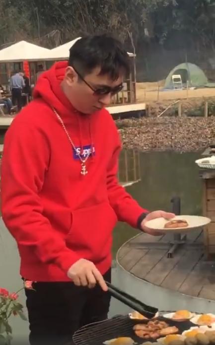 王思聪在成都吃烧烤被网友偶遇晒照叫的挺腻歪