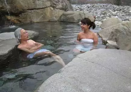 好害羞！真实体验日本男女混浴温泉全过程