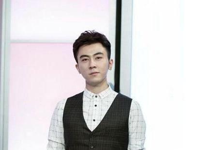 蛇哥面临高额违约金债务, 女友卖旧衣