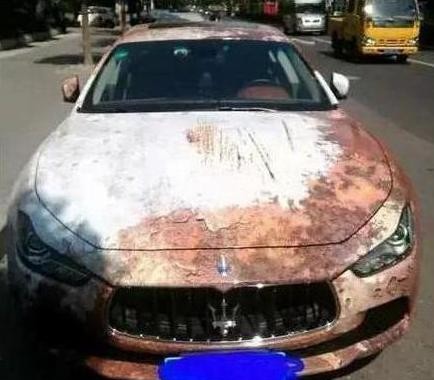 停在路边的200万“报废”豪车，打开车门，车内让人羡慕！