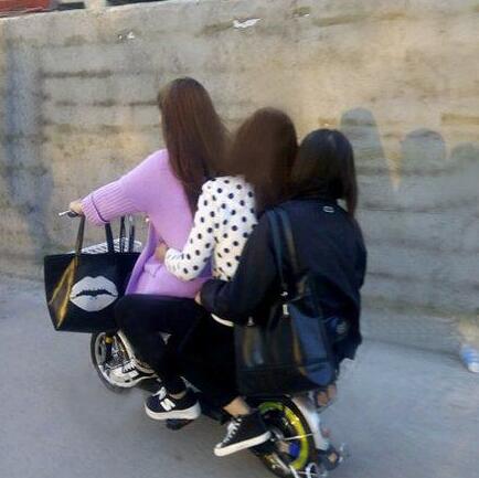 搞笑gif图:大妹子虽说你人多,但是我这电动车小身板可