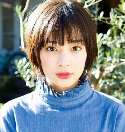 一男同学，冲出教室不小心摸到一位女同学的胸，刚想道歉