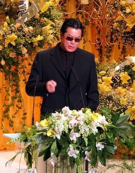 为什么连向华强都要向邓光荣低头?