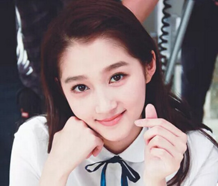 关晓彤称呼民众为老百姓引争议 人红是非多?