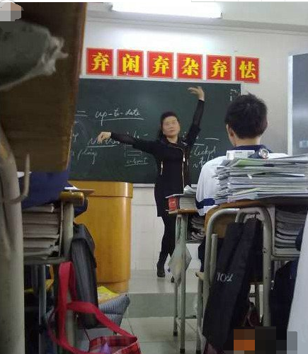 老师搞笑操作，各种东西当尺子，老师拿着这东西学生认真极了！