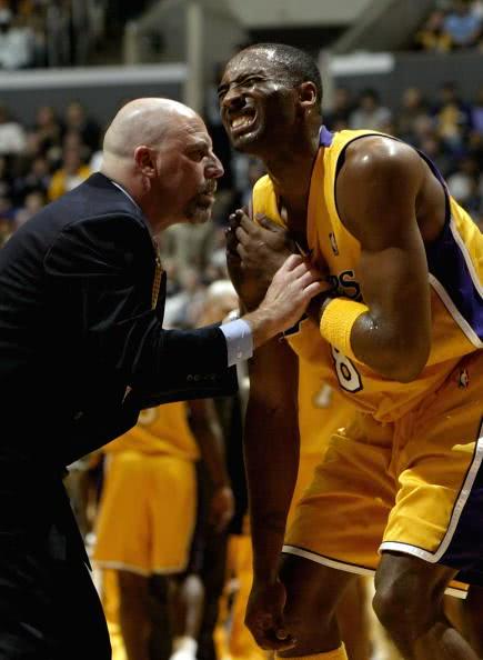 回顾詹姆斯和科比第一次交手,力压科比,网评:超