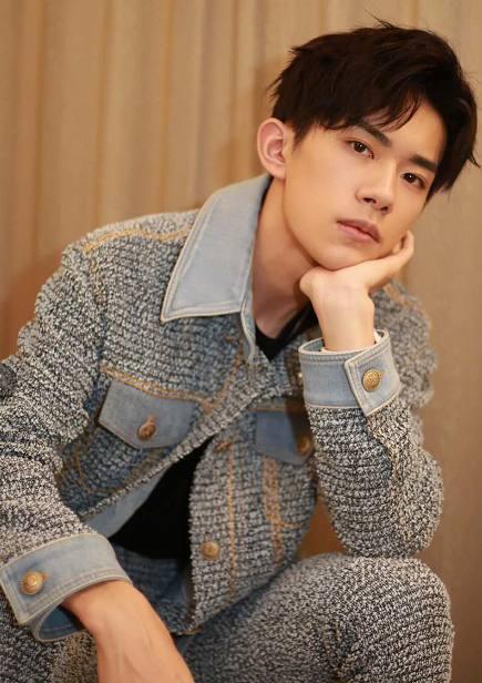 王俊凯打瞌睡太可爱，千玺生气喜欢这么做王源竟给小凯擦过粉底?