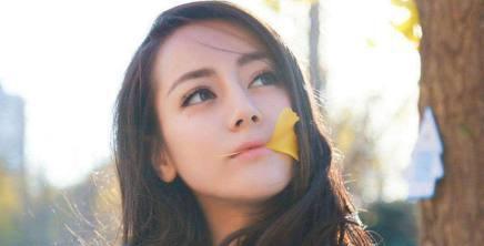 迪丽热巴现身英语试卷成新题型,这位明星竟然