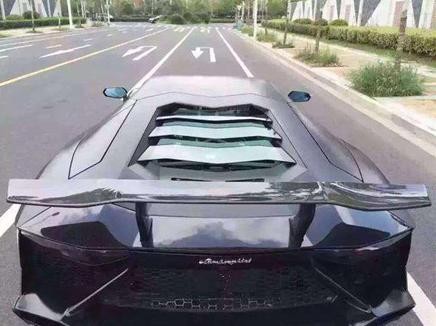 女子滴滴打到700万兰博基尼，坐下副驾驶的那一刻，表情成这样！